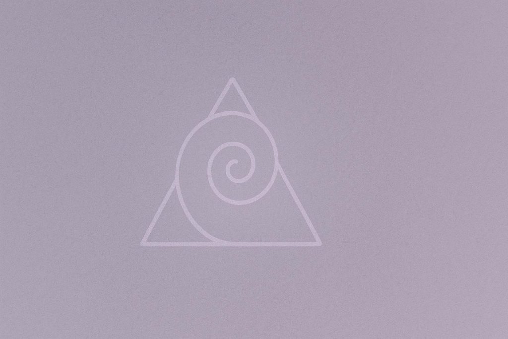 Símbolo sutil de luz que representa el umbral entre el despertar de Rael y la integración vibracional de Naiara en el templo Despertar del Ser.